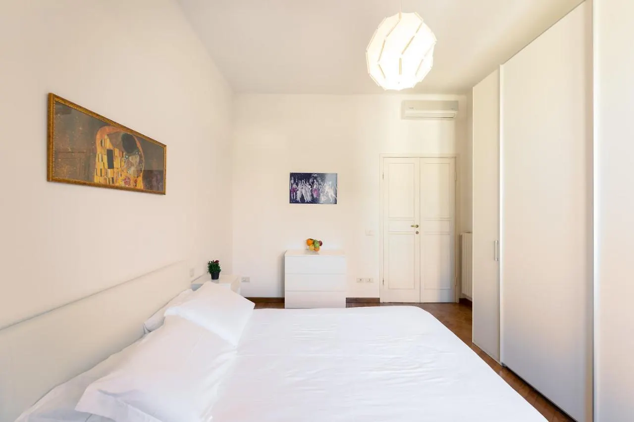 Roommo Artisti Florence Italy