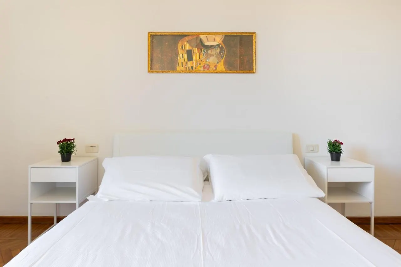 Roommo Artisti Florence Italy